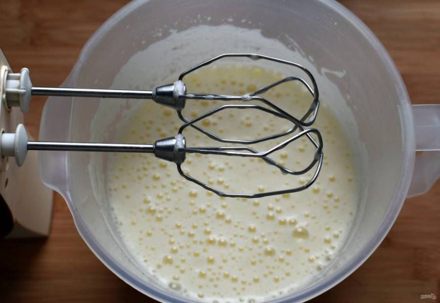 Яйца взбейте с сахаром, теплой водой и солью в пышную пену.