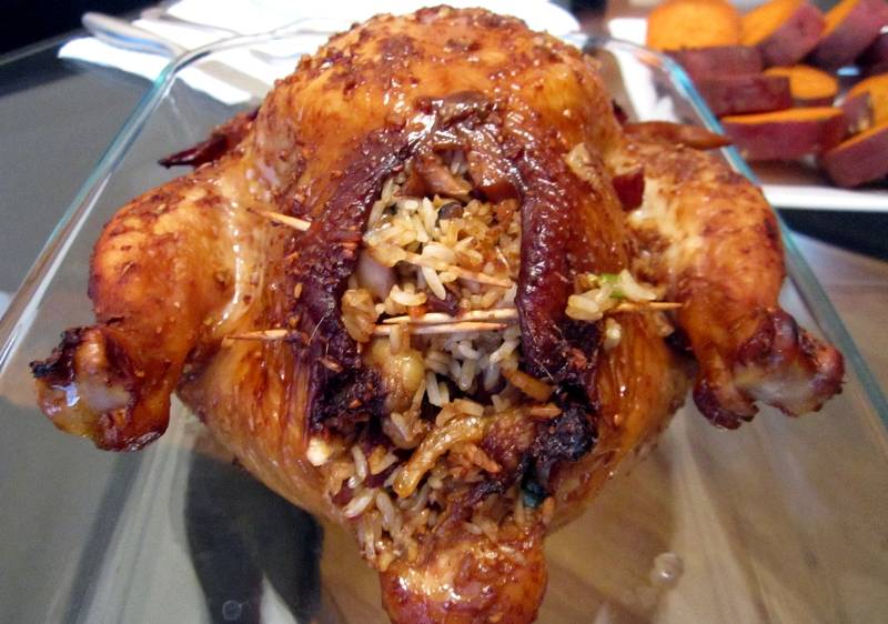 Если курица начнет подгорать сверху, накройте ее фольгой, но лично мне нравится коричневая ароматная корочка на мясе. Приятного всем аппетита!