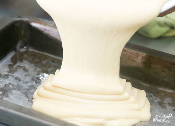 8. Жаропрочную форму смажьте маслом, выложите тесто и разровняйте. При температуре 180 градусов выпекайте от получаса до 55 минут, в зависимости от формы. Готовность проверяйте деревянной шпажкой или зубочисткой. 