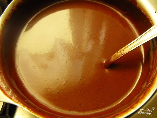 Сделайте крем. Шоколад поломайте и положите в кастрюльку. Влейте к нему сливки и сгущёнку. Поставьте массу на огонь. Помешивая, сделайте крем однородным и густым.