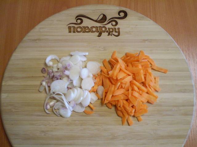 4. Нарежьте лук и морковь.