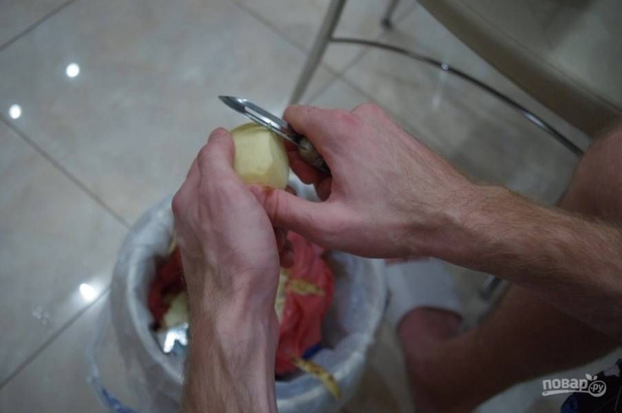 4. Пока жарятся овощи, чистим картофель. Обычно на полкило мяса уходит 10-12 средних картофелин.