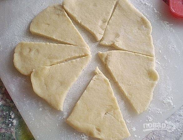 Тесто раскатайте лепёшками в 4-5 мм. толщиной. Нарежьте их небольшими треугольниками.