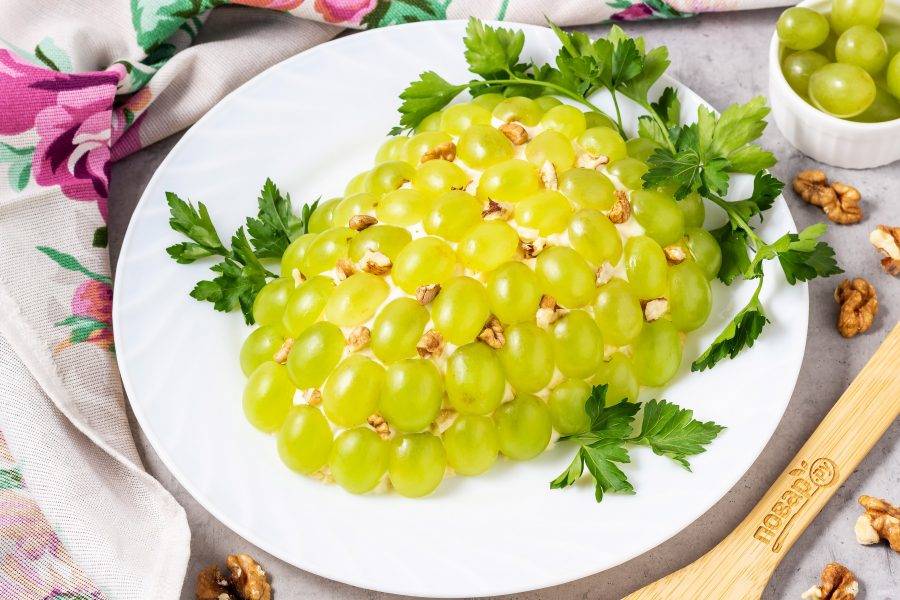 Сытные салаты с виноградом