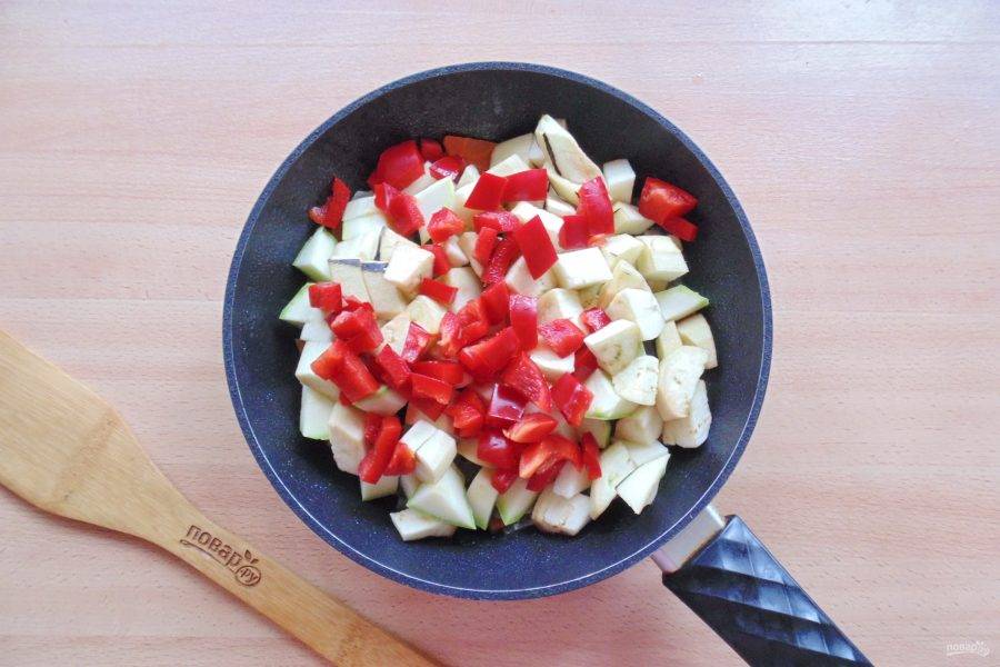 Болгарский перец очистите, помойте и нарежьте. Выложите в сковороду с овощами.