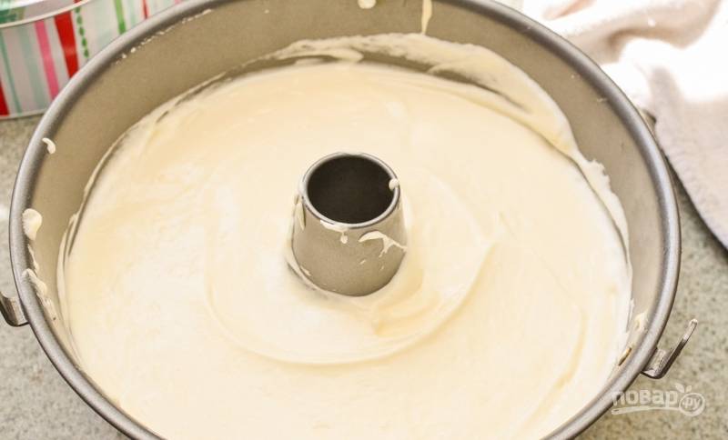 Выложите тесто в круглую форму для выпечки. Отправьте её запекаться при 160 градусах в течение 40 минут.
