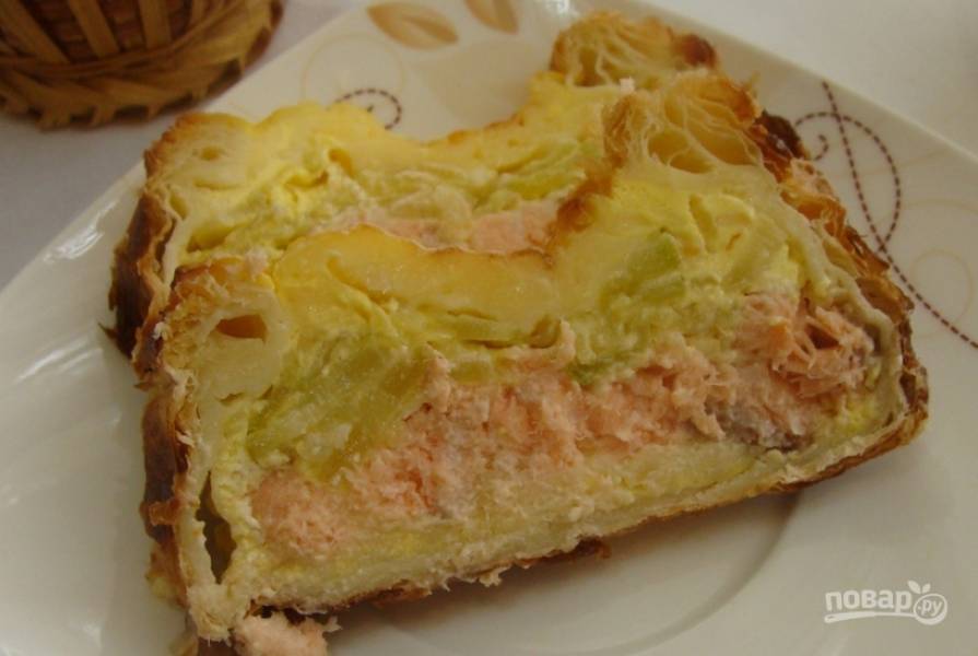Блинный торт со сливочным сыром и семгой.