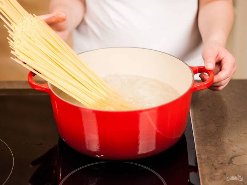 В то же время, отварите макароны в большом количестве соленой кипящей воды в соответствии с инструкциями на упаковке, 10 - 12 минут. Подавайте спагетти, полив сверху томатно-мясным соусом, а сверху натрите пармезан. Приятного аппетита!