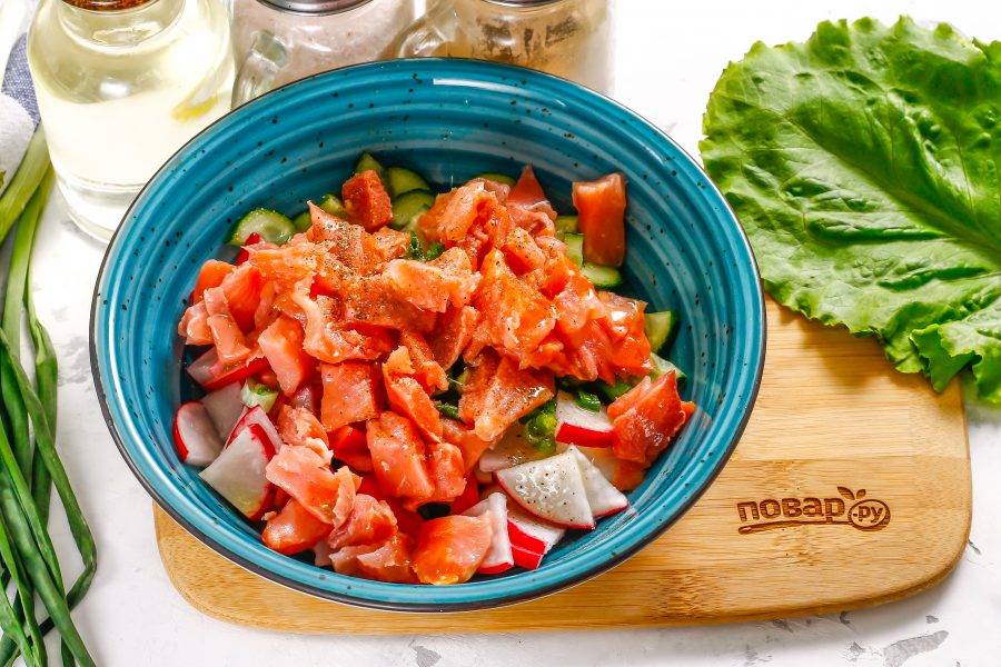 Лёгкий салат с красной рыбой без майонеза