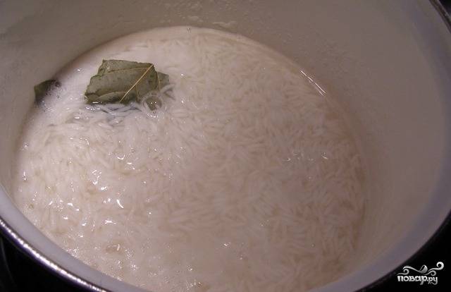Рис промойте и отварите до готовности в подсоленной воде с лавровым листом.