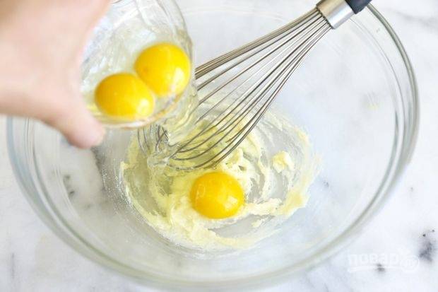 Сливочное масло растопите, добавьте яйца и взбейте все до пышности.