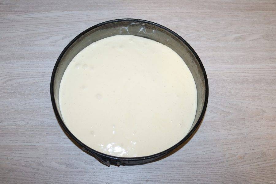 Бока формы слегка смажьте сливочным маслом. Вылейте тесто. Отправьте в разогретую духовку до 180 градусов на 25-30 минут.