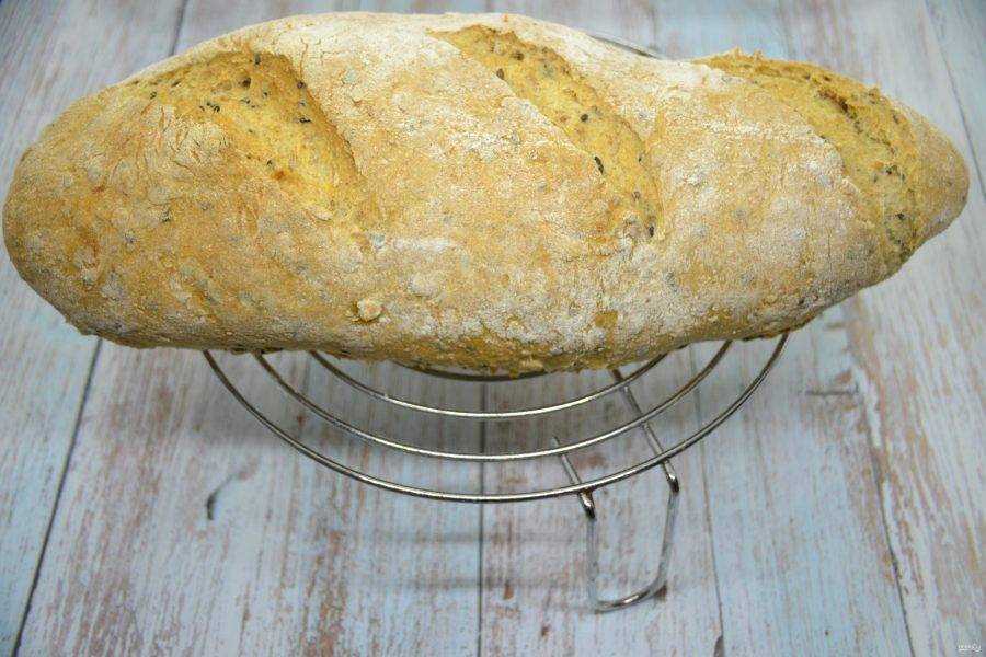 Готовый хлеб переложите на решетку до полного остывания, резать хлеб еще нельзя, так как процесс выпечки еще не закончен.