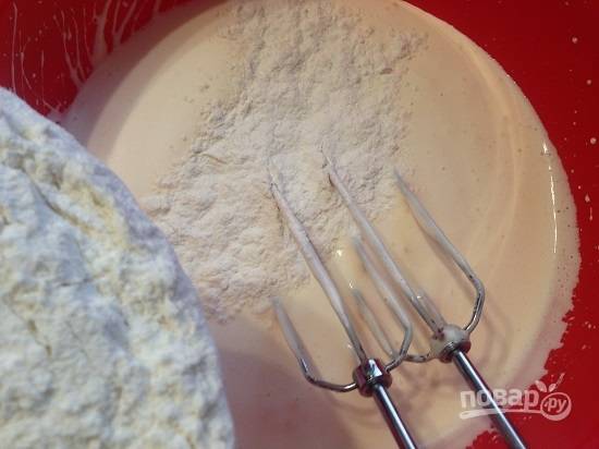 В первую очередь испечем бисквит. Взбиваем яйца с сахаром обычным и ванильным в пышную пену, примерно минут 10. Затем добавляем просеянную с разрыхлителем муку и перемешиваем.