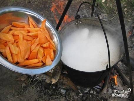 Через 10 минут положите крупно нарезанную морковь.