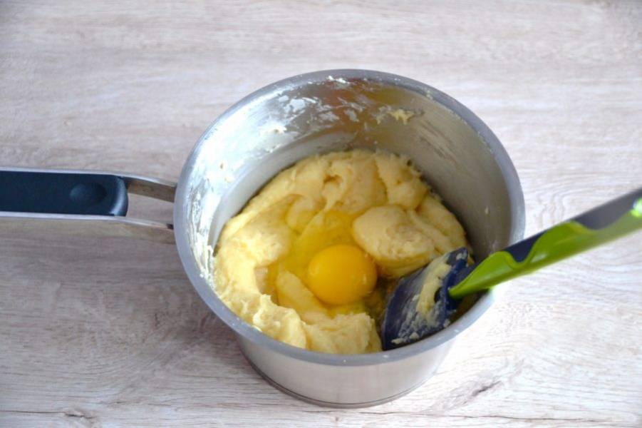 По одному вбейте в тесто яйца, интенсивно вмешивая каждое яйцо. 
