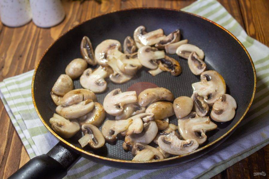 Слоеный салат с курицей и орехами