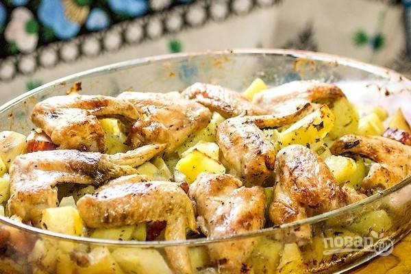 Крылья куриные с картошкой в духовке готовы, подавайте блюдо горячим. Приятного аппетита!
