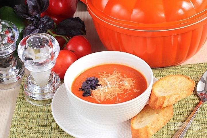 Подавать суп нужно горячим, украсив листьями базилика и тертым сыром. К супу подаем подсушенные крутоны. Приятного аппетита :)