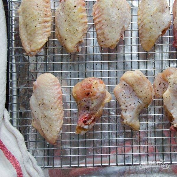 Выложите куриные части на сетку в противне с фольгой. Посыпьте их солью и перцем. Запекайте 15 минут при 200 градусах.