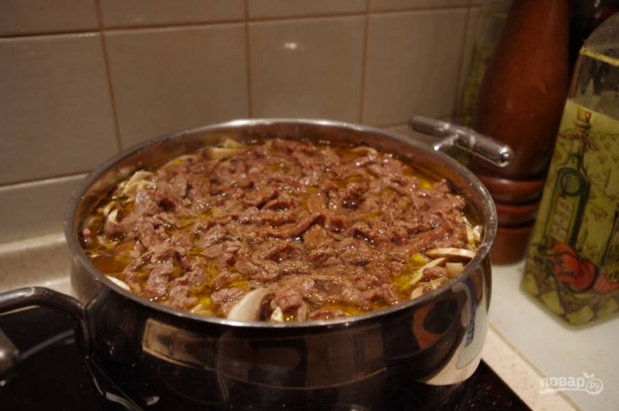 9. И в конце — жареное мясо. Затем добавляю воды столько, чтобы она покрыла мясо. Добавляю соль и специи (лавровый лист и перец горошком), ставлю тушиться.