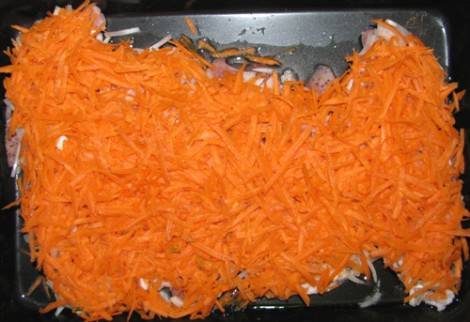 8. Накрыть все слоем моркови. Добавляя и другие овощи в мясо отбивное в духовке в домашних условиях, может получится сытное блюдо, не требующее гарнира. 