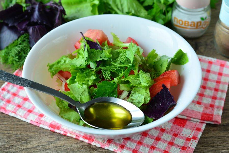 Полейте салат оливковым маслом и перемешайте.