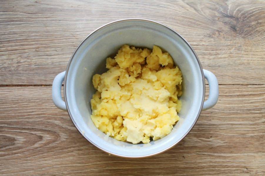 Картофель очистите, вымойте и сварите на среднем огне в соленой воде до готовности. Тщательно слейте отвар, если картофель водянистый, подсушите немного на медленном огне, чтобы испарилась оставшаяся жидкость. Превратите картофель в однородное пюре и дайте полностью остыть.
