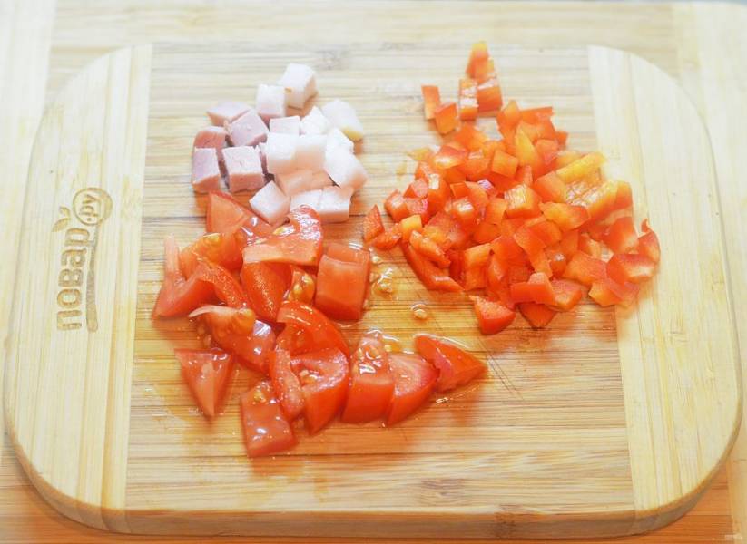 4. Перец, ветчину и помидор нарежьте кубиком.
