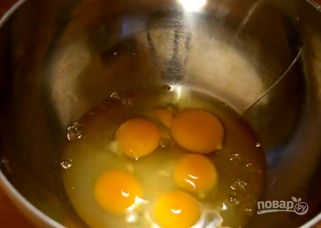 1. Разбейте яйца в миску, добавьте щепотку соли и начните взбивать на медленной скорости. Увеличьте скорость, чтобы яйца начали превращаться в пену.
