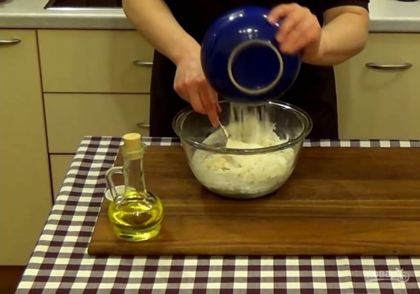 2. Разведенные дрожжи смешайте с просеянной мукой, добавляя ее небольшими порциями. Добавьте соль и 1 ст. ложку растительного масла. Вымешивайте тесто в течение 10 минут (оно должно получиться достаточно липким). 