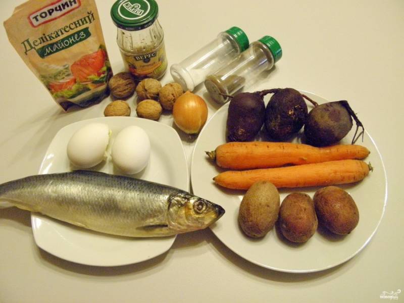 Приготовьте продукты для салата. Отварите овощи до готовности, остудите. Снимите с них кожуру и натрите на крупной терке. Также поступите и с яйцами.