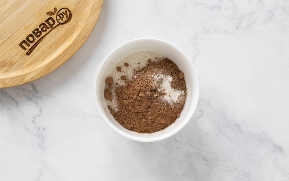 В небольшой миске смешайте сахар, какао-порошок и ксантановую камедь.