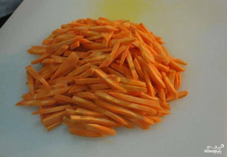 Морковь вымыть и очистить. Нарезать крупной соломкой.