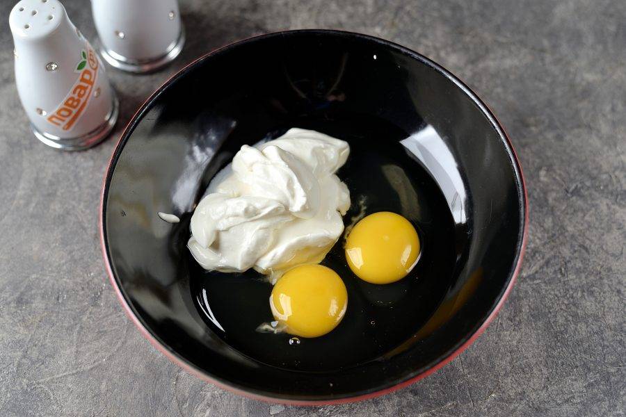 Отдельно взбейте два крупных яйца со сметаной. 