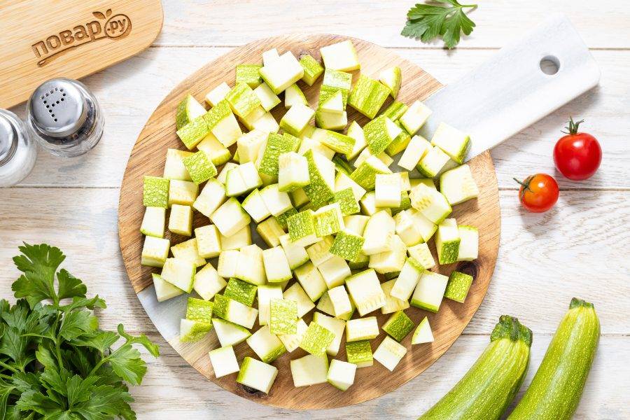 Кабачки помойте, отрежьте кончики и нарежьте кубиками среднего размера.