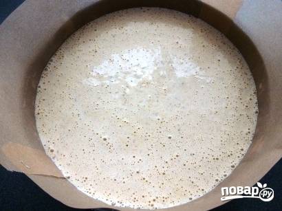 Форму застилаем пекарской бумагой и выливаем в нее тесто. Отправляем в разогретую до 190 градусов духовку на 1 час (можно и больше, смотрите по своей духовке).