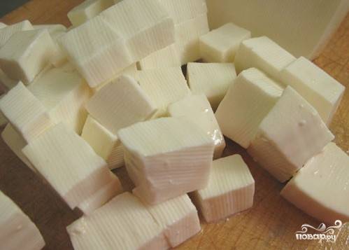 1. Сыр нарезаем довольно крупными кубиками или брусочками - кому как нравится. 