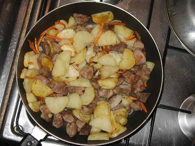 3. Когда картошка уже заметно подрумянится, - докладываем опять мясо к картошке, и готовим, постоянно помешивая, до полной готовности и картошки, и мяса. Солим и перчим уже готовое блюдо.