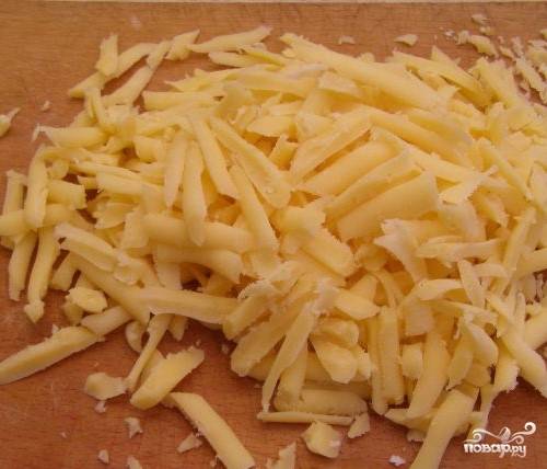 4. Твердый сыр натрите крупно.