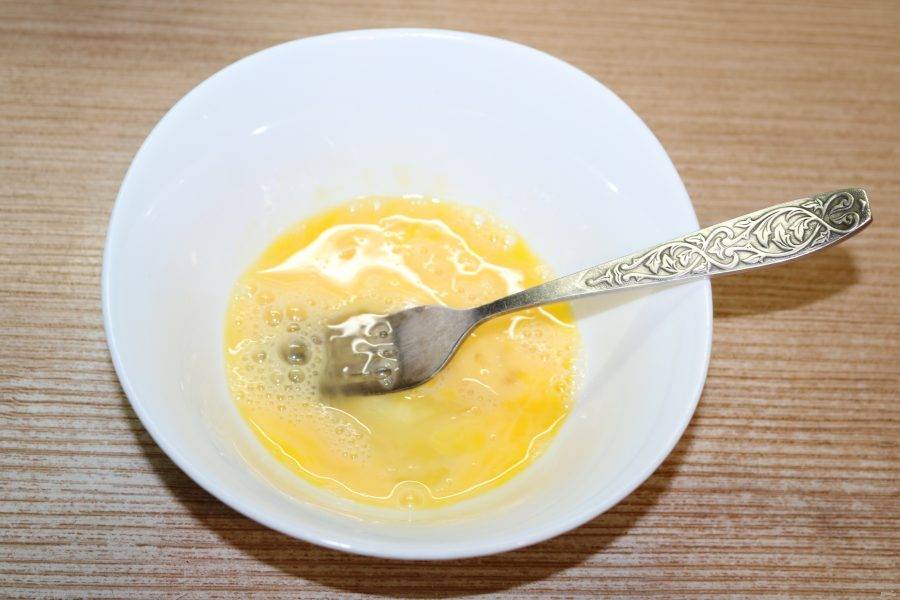 В отдельную миску положите соду и соль, вбейте куриное яйцо и тщательно перемешайте смесь. Взбейте до образования пены, смесь должна получиться полностью однородной, без сгустков белка, иначе потом в сыре будут попадаться белые вкрапления.