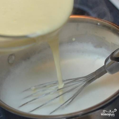 Вылейте яичную смесь в кипящее молоко.