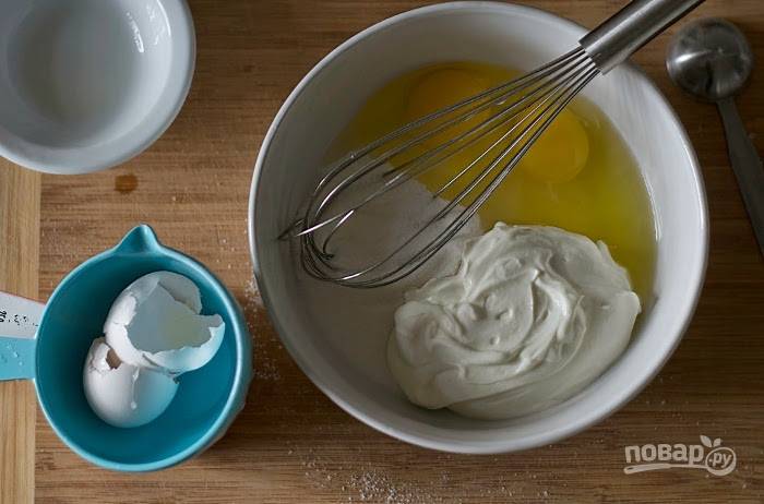 2. В другой посуде перемешайте яйца с ликёром, йогуртом, сахаром, маслом и ванильным экстрактом.