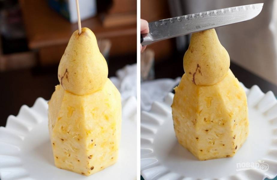 Затем поставьте ананас на тарелку для подачи. Сверху установите грушу. Закрепите её длинной шпажкой через мякоть в ананас.