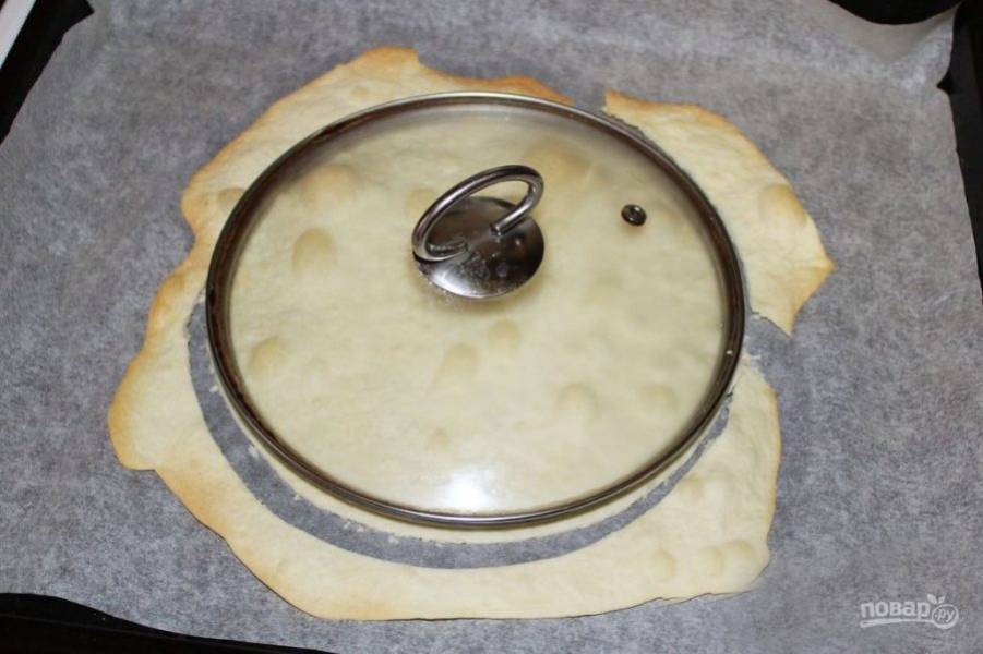 Горячий корж обрежьте, используя тарелку или крышку от кастрюли с подходящим диаметром.