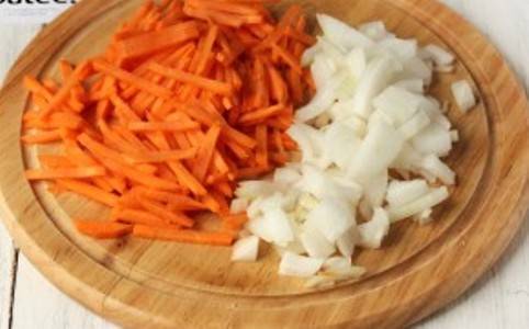 2. Нашинкуйте лук и морковь и оставьте дожидаться своей очереди. Пока варятся грибы можете заняться приготовлением гарнира. Я обычно готовлю картофельное пюре.