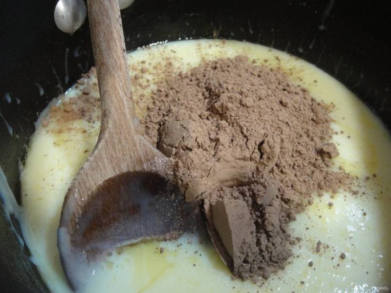 Тщательно перемешайте и добавьте три ложки какао-порошка. 
