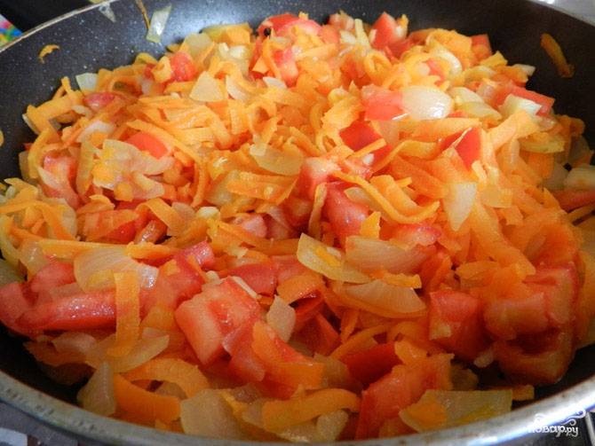 Слегка обжариваем лук с морковкой и добавляем на сковородку порезанный кубиками помидор. Солим, перчим. Если любите специи - добавляйте их по своему вкусу и желанию.