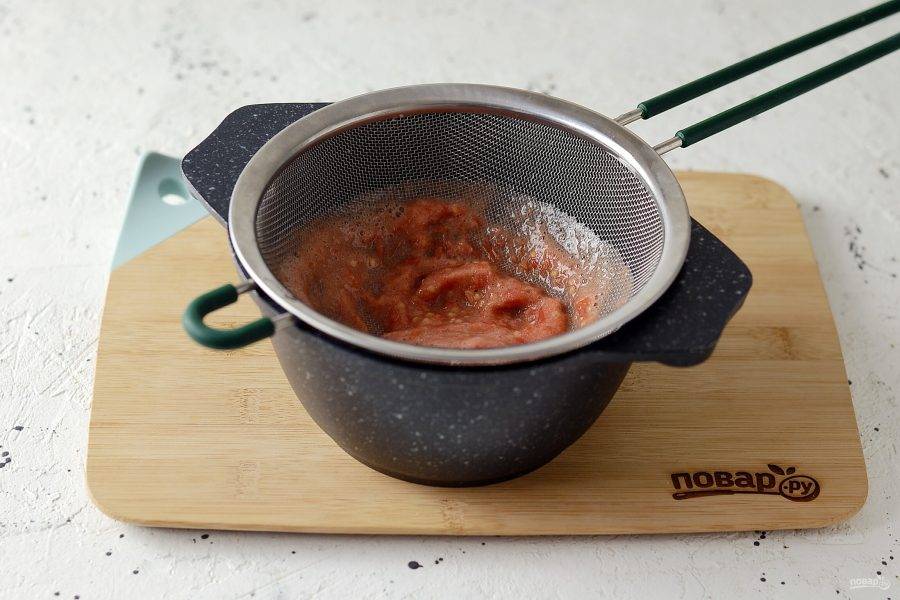 Протрите томатное пюре через сито от семян и кожицы.