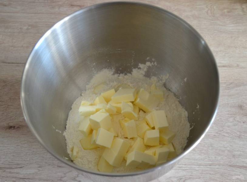 В чашу миксера поместите муку и сливочное масло, нарезанное кубиком, измельчите в крошку, добавьте щепотку соли. Это можно сделать и вручную с помощью кухонного ножа. 